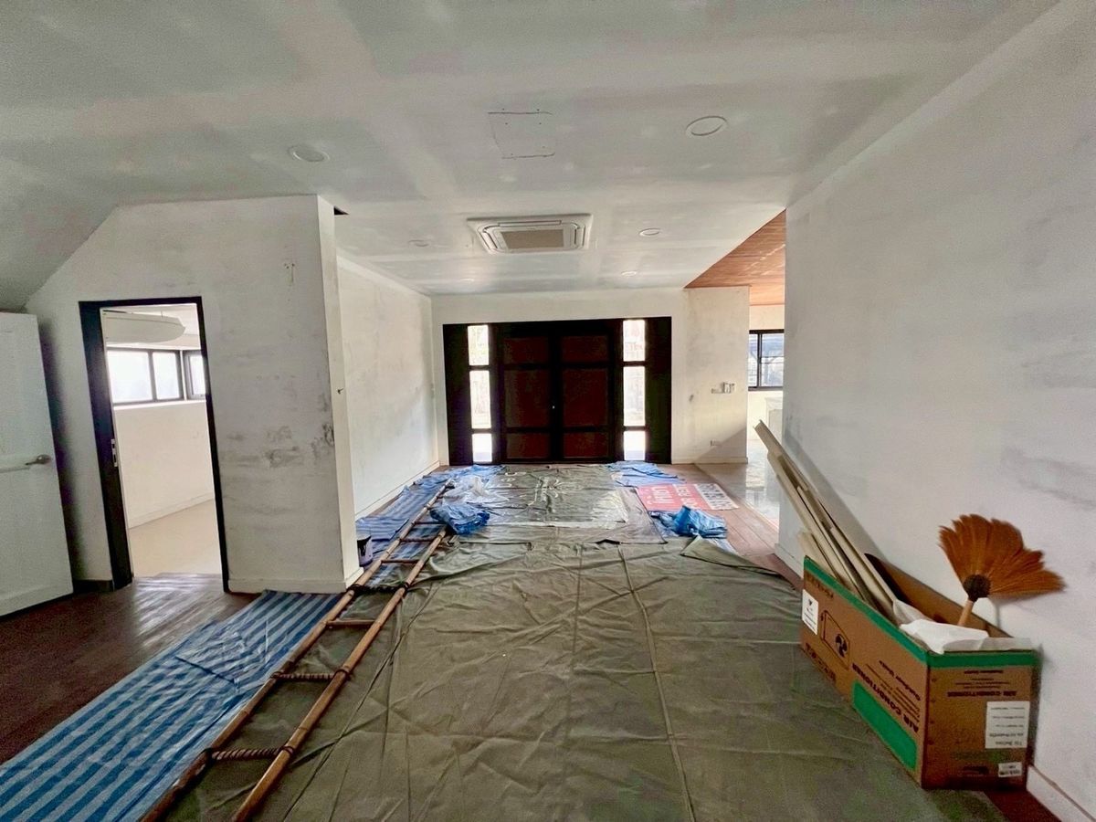For RentHouseRama 8, Samsen, Ratchawat : 📢👇 Rare Opportunity!A charming classic-style house with a large land plot in the heart of Dusit, a peaceful and shady neighborhood with convenient access. Perfect for residential use, office, clinic, home office, or development into a boutique hotel or