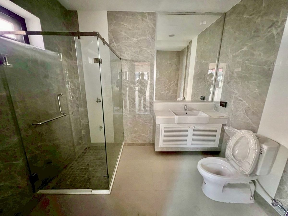 For RentHouseRama 8, Samsen, Ratchawat : 📢👇 Rare Opportunity!A charming classic-style house with a large land plot in the heart of Dusit, a peaceful and shady neighborhood with convenient access. Perfect for residential use, office, clinic, home office, or development into a boutique hotel or