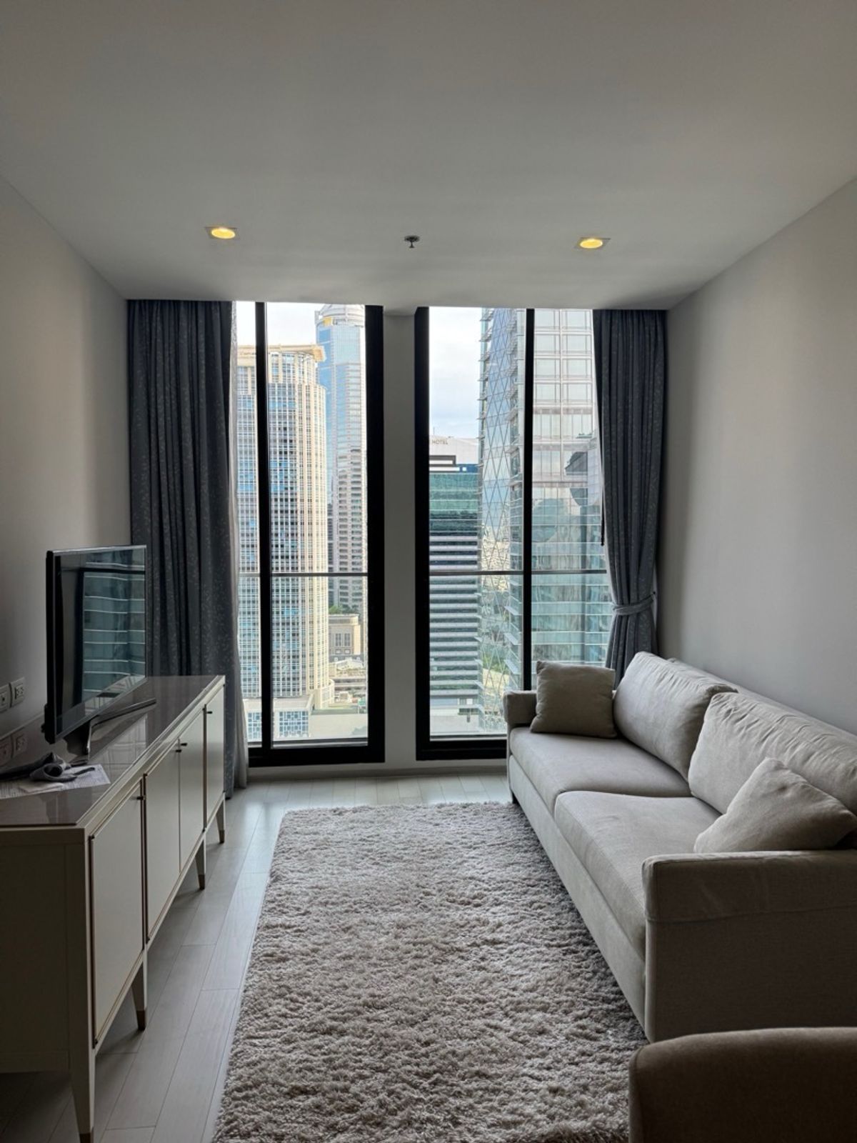 ให้เช่าคอนโดวิทยุ ชิดลม หลังสวน : ให้เช่าคอนโด Noble Ploenchit 
Rent 45,000 .- / month