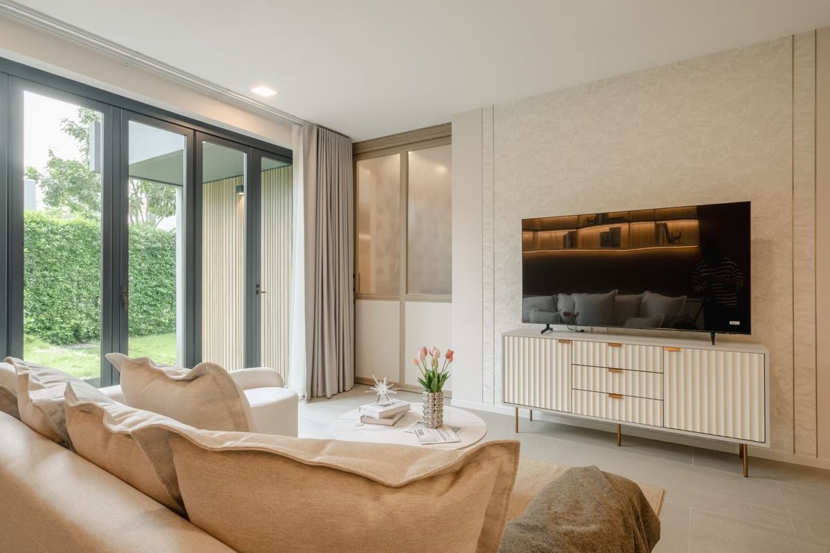 For RentHousePattanakan, Srinakarin : Luxurious detached house at Vive Krungthep Kreetha, beautiful decoration, complete furniture Ready to let it be today !!