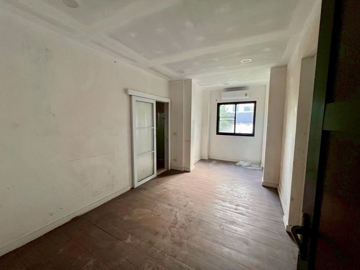 For RentHouseRama 8, Samsen, Ratchawat : 📢👇 Rare Opportunity!A charming classic-style house with a large land plot in the heart of Dusit, a peaceful and shady neighborhood with convenient access. Perfect for residential use, office, clinic, home office, or development into a boutique hotel or