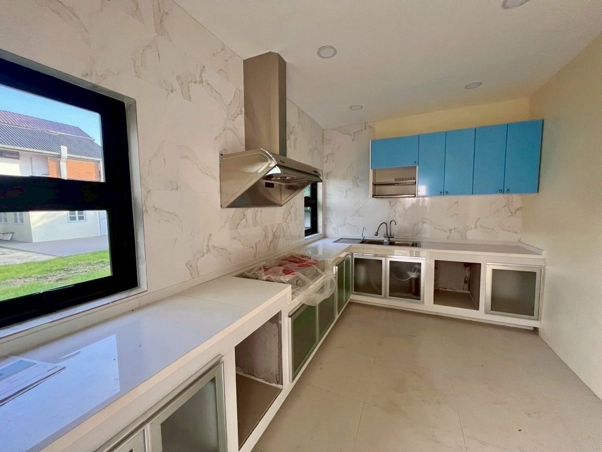 For RentHouseRama 8, Samsen, Ratchawat : 📢👇 Rare Opportunity!A charming classic-style house with a large land plot in the heart of Dusit, a peaceful and shady neighborhood with convenient access. Perfect for residential use, office, clinic, home office, or development into a boutique hotel or