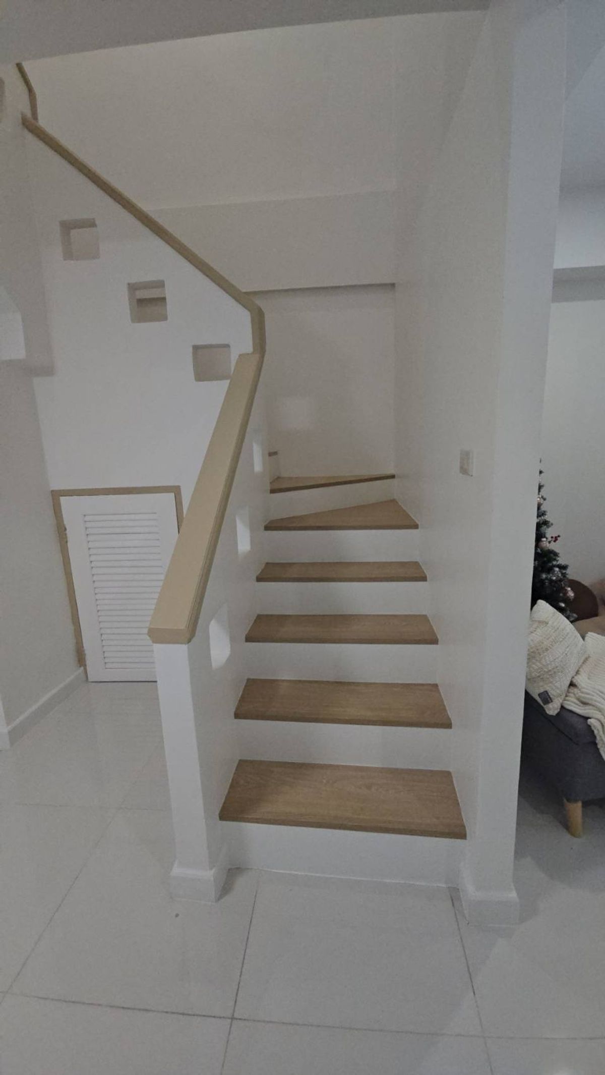 ทาวน์โฮมเชียงใหม่ : ขาย ทาวน์เฮ้าส์ หมู่บ้านทองประกาย ใกล้ รพ.นครพิงค์ จ.เชียงใหม่ ตกแต่งใหม่