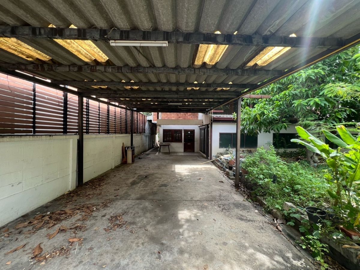 ให้เช่าร้านค้า/ตลาดนัดสุขุมวิท อโศก ทองหล่อ : ให้เช่าบ้านเดี่ยวเอกมัย และที่ดินเอกมัย 1 ไร่ ทำธุรกิจ ที่จอดรถมากว่า 30 คัน เหมาะ คาเฟ่ / ร้านอาหาร / สปา / โรงเรียน / สนามกีฬา / Community