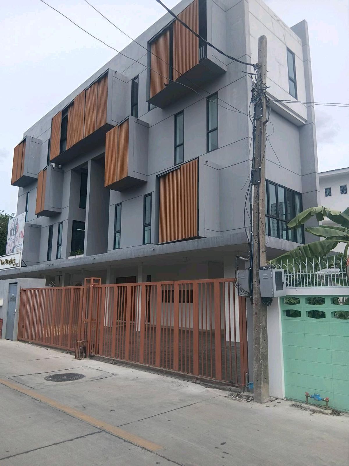 ให้เช่าทาวน์โฮมรัชดา ห้วยขวาง : ถ.รัชดาภิเษก32
ให้เช่าโฮมออฟฟิต 4ชั้น กึ่งบ้านเดี่ยว 50ตร.ว 2นอน 3น้ำ 
ห้องประชุมแยก 2ห้อง ครัวบิ๊วอิน ห้องแม่บ้านแยก เป็นส่วนตัว
ติดถนนชอยหลัก/เหมาะทำออฟฟิตและอาศัย(จดทะเบียนบริษัทได้)อยู่ตรงข้ามศาลอาญา/ใกล้ราชภัฎจันทรเกษม/ใกล้ห้างเมเจอร์รัชโยธิน
ใกล้รถไ
