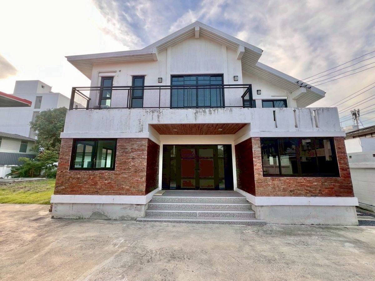 For RentHouseRama 8, Samsen, Ratchawat : 📢👇 Rare Opportunity!A charming classic-style house with a large land plot in the heart of Dusit, a peaceful and shady neighborhood with convenient access. Perfect for residential use, office, clinic, home office, or development into a boutique hotel or