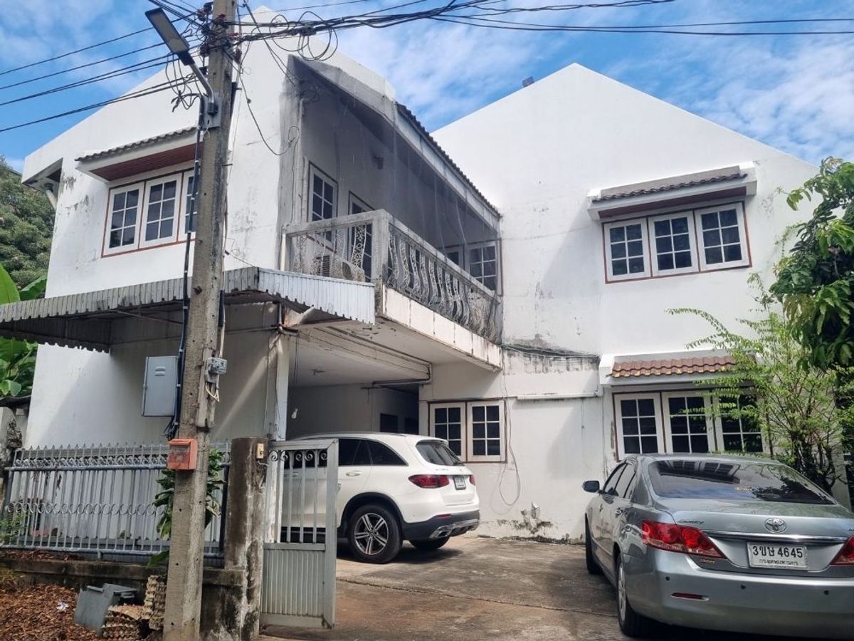 ขายบ้านเกษตรศาสตร์ รัชโยธิน : ขายบ้านเดี่ยวหลังมุม 2 ชั้น ขนาด 111 ตรว. ติดถนนพหลโยธิน ขายตามสภาพ แขวงอนุสาวรีย์ กรุงเทพฯ