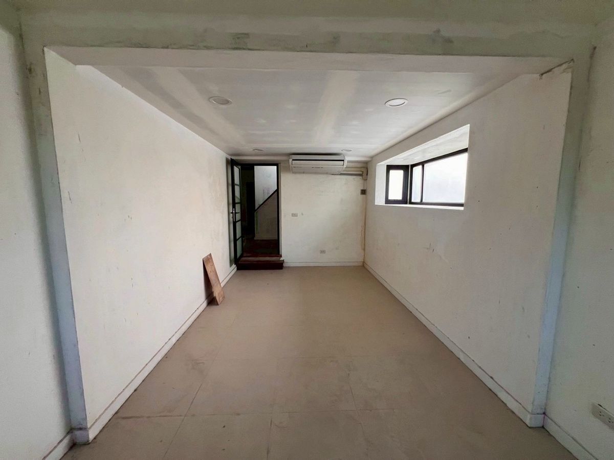 For RentHouseRama 8, Samsen, Ratchawat : 📢👇 Rare Opportunity!A charming classic-style house with a large land plot in the heart of Dusit, a peaceful and shady neighborhood with convenient access. Perfect for residential use, office, clinic, home office, or development into a boutique hotel or