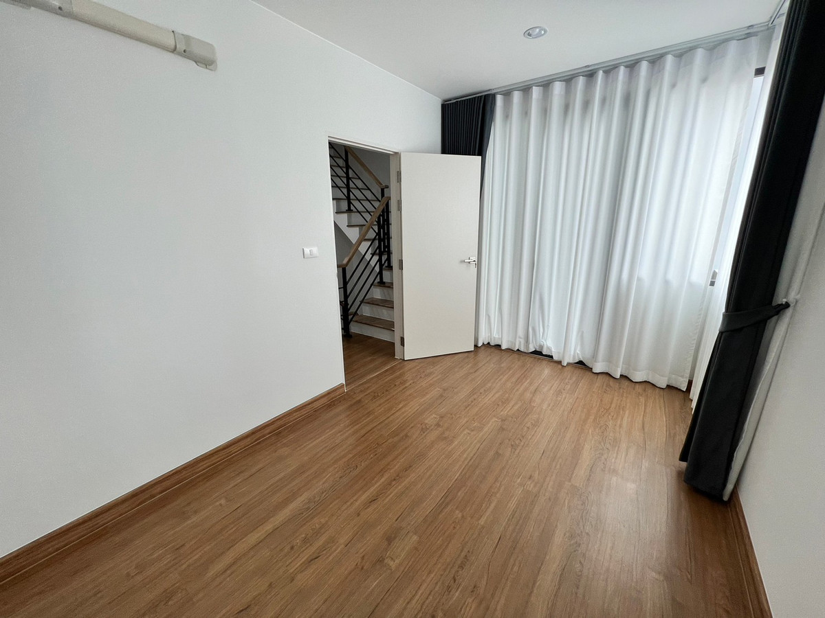 For RentHouseVipawadee, Don Mueang, Lak Si : Corner townhome, 5-mins drive to Harrow International School. Pets allowed. can register a Company. Additional furniture can be requested.