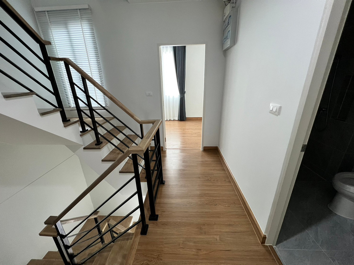 For RentHouseVipawadee, Don Mueang, Lak Si : Corner townhome, 5-mins drive to Harrow International School. Pets allowed. can register a Company. Additional furniture can be requested.