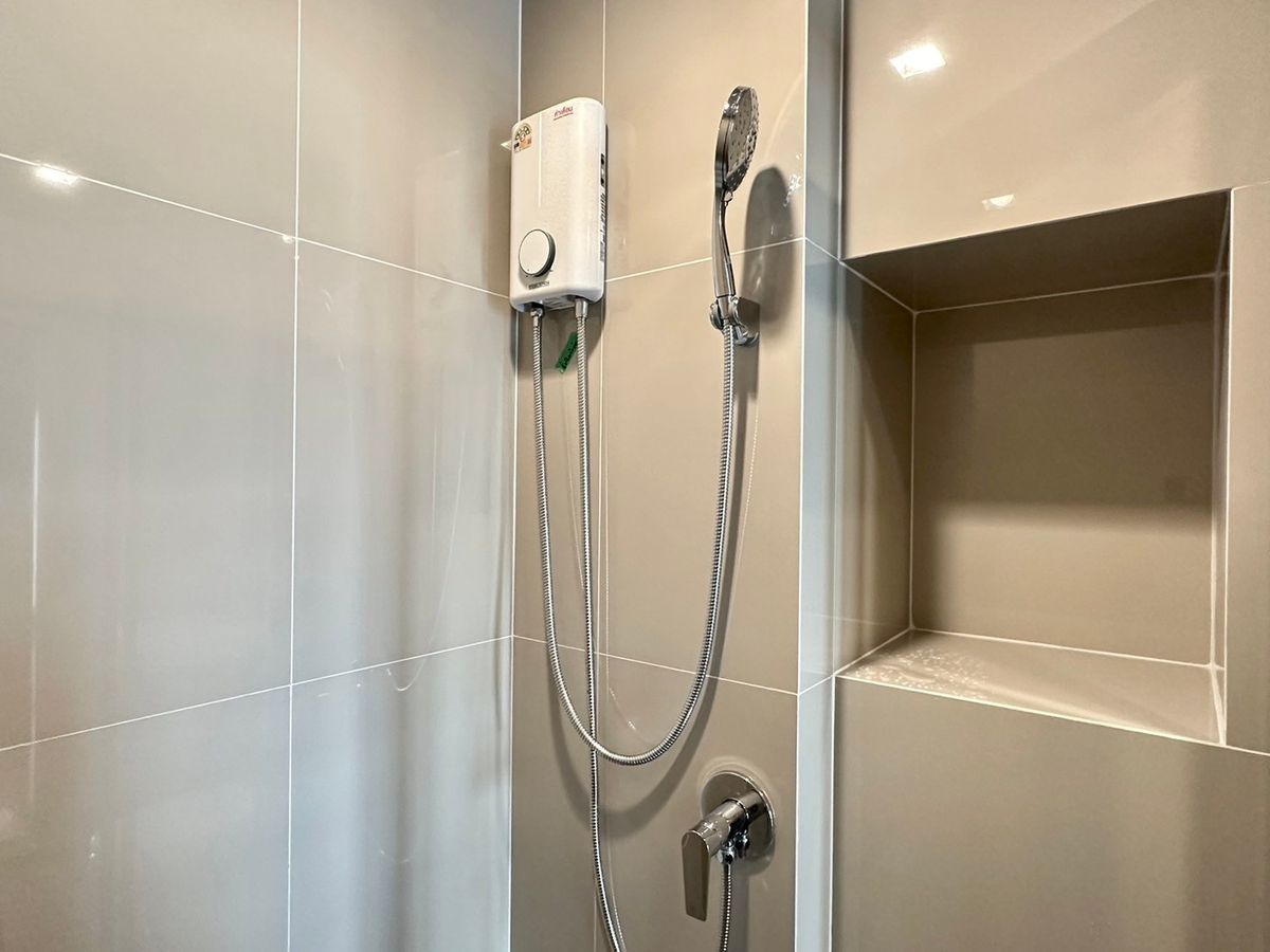 For RentCondoRama9, Petchburi, RCA : The Base Phetchaburi condo condo is convenient to travel near MAT BTS.