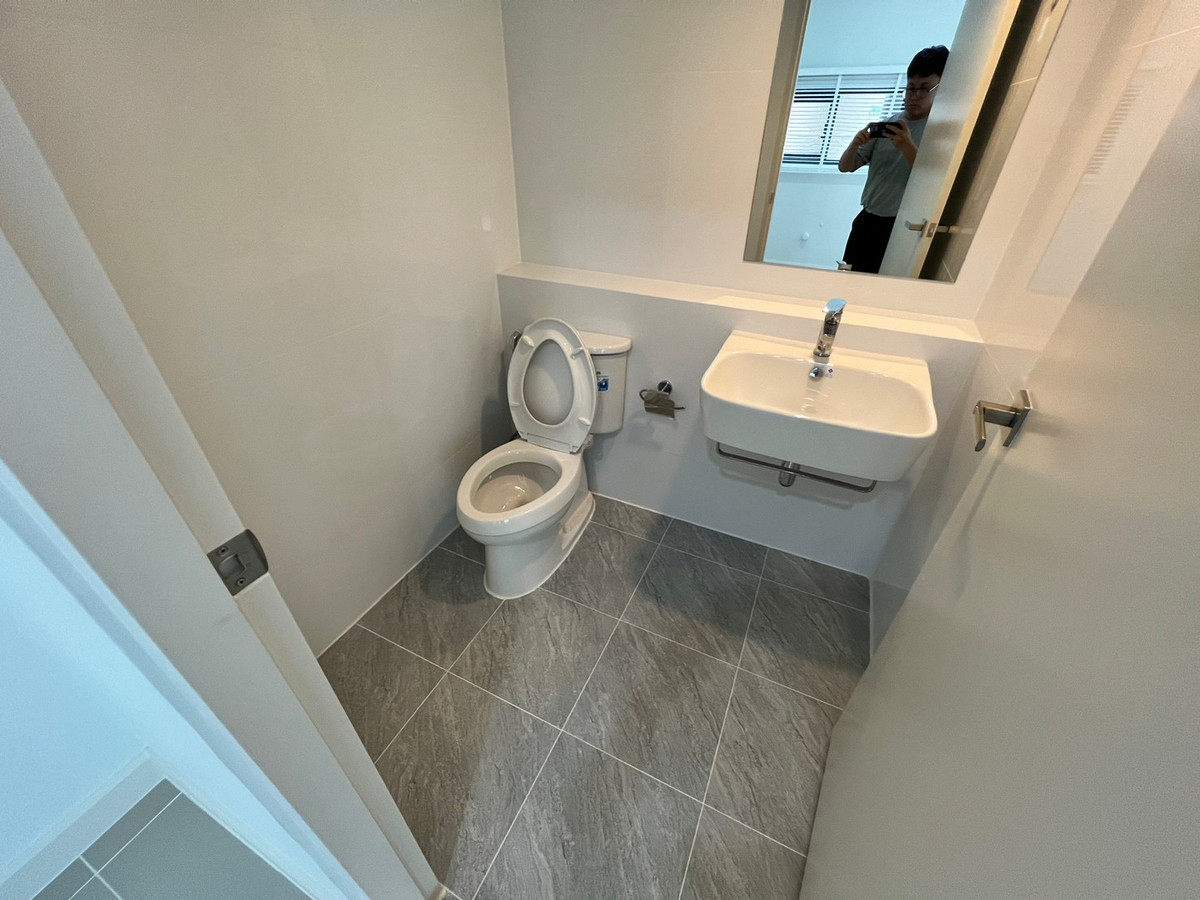 For RentHouseVipawadee, Don Mueang, Lak Si : Corner townhome, 5-mins drive to Harrow International School. Pets allowed. can register a Company. Additional furniture can be requested.