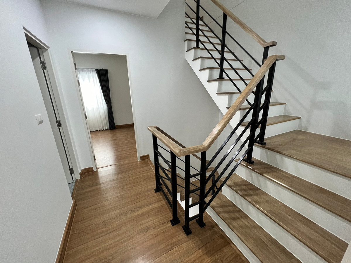 For RentHouseVipawadee, Don Mueang, Lak Si : Corner townhome, 5-mins drive to Harrow International School. Pets allowed. can register a Company. Additional furniture can be requested.