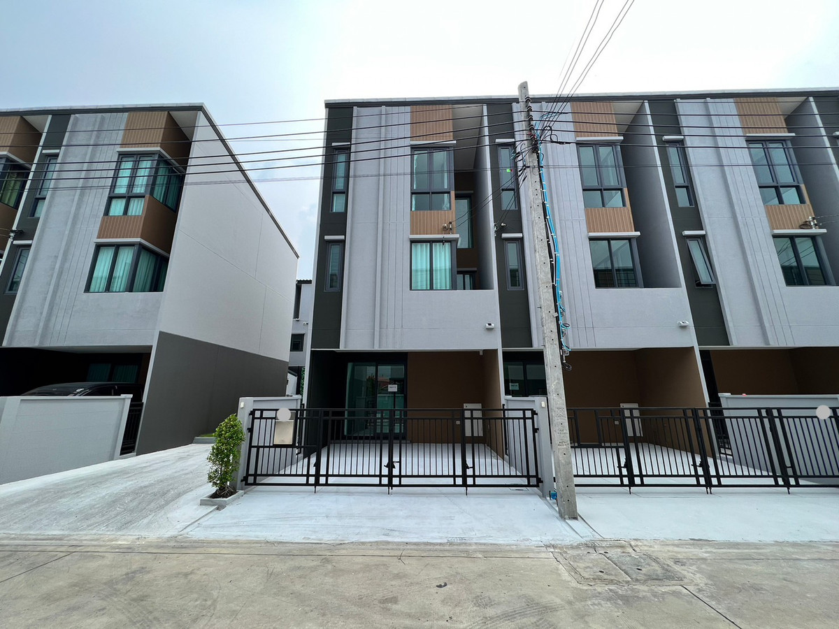 For RentHouseVipawadee, Don Mueang, Lak Si : Corner townhome, 5-mins drive to Harrow International School. Pets allowed. can register a Company. Additional furniture can be requested.