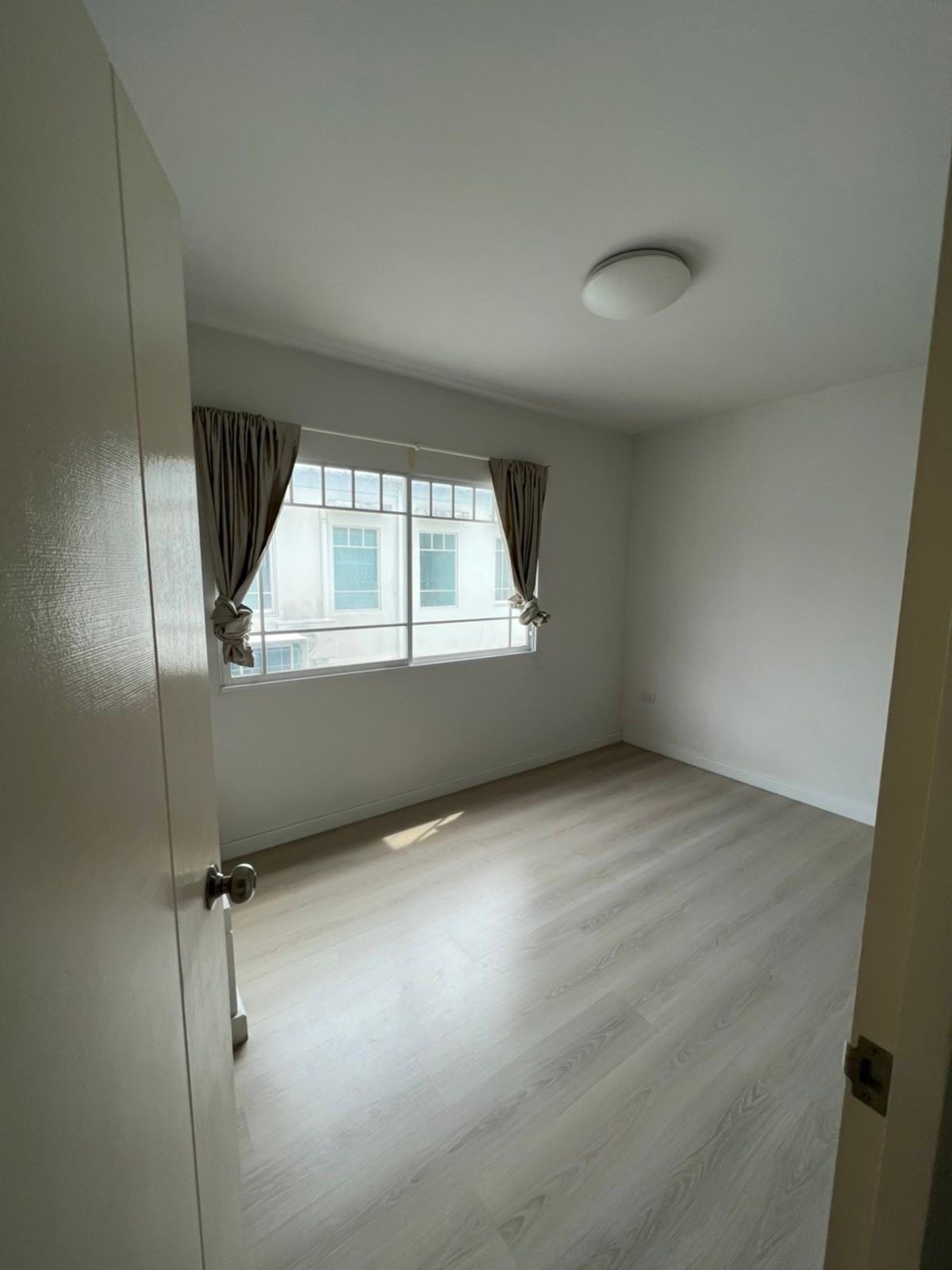 TownhomeBangna, Bearing, Lasalle : K-6494 Sale/Rent a Townhome, Indie Project, Bang Na Km. 7, empty house with air conditioner near Mega Bangna.