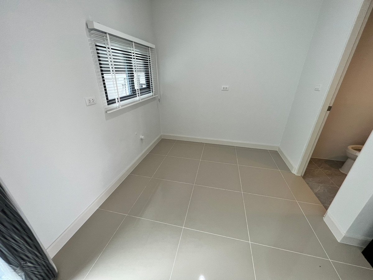 For RentHouseVipawadee, Don Mueang, Lak Si : Corner townhome, 5-mins drive to Harrow International School. Pets allowed. can register a Company. Additional furniture can be requested.