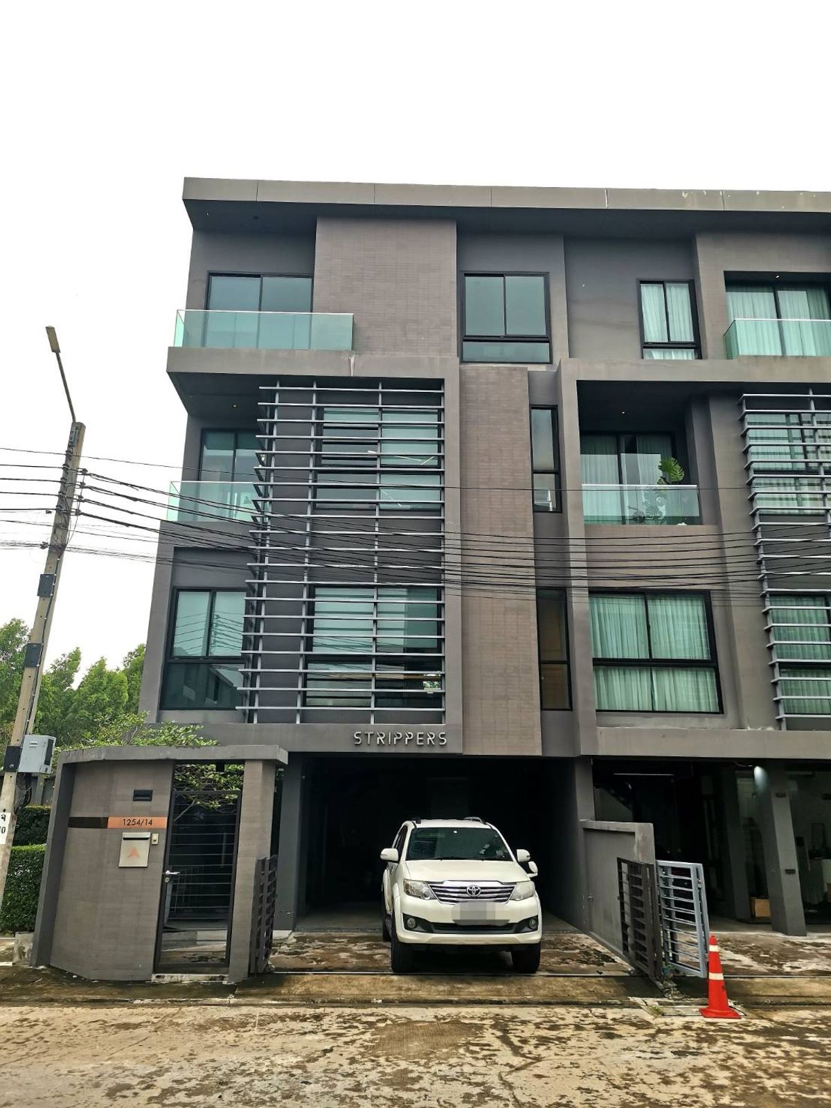 ขายโฮมออฟฟิศเลียบทางด่วนรามอินทรา : ขายโฮมออฟฟิต หลังมุม - ARCO - โยธินพัฒนา 11 ตกแต่งสวย พร้อมอยู่ 