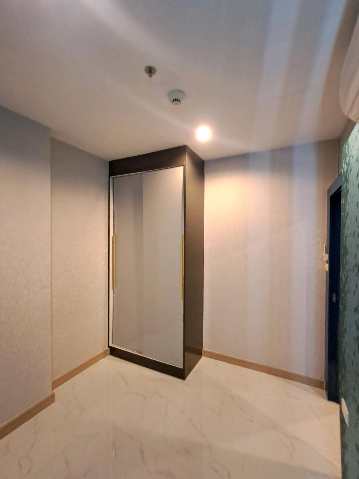 For SaleCondoPattaya, Bangsaen, Chonburi : Condo for urgent sale, AD The Grand Jomtien Pattaya, 12th floor, sea view, pool view, built-in furniture, complete electrical appliances, 200 meters from the sea, Jomtien Road 2