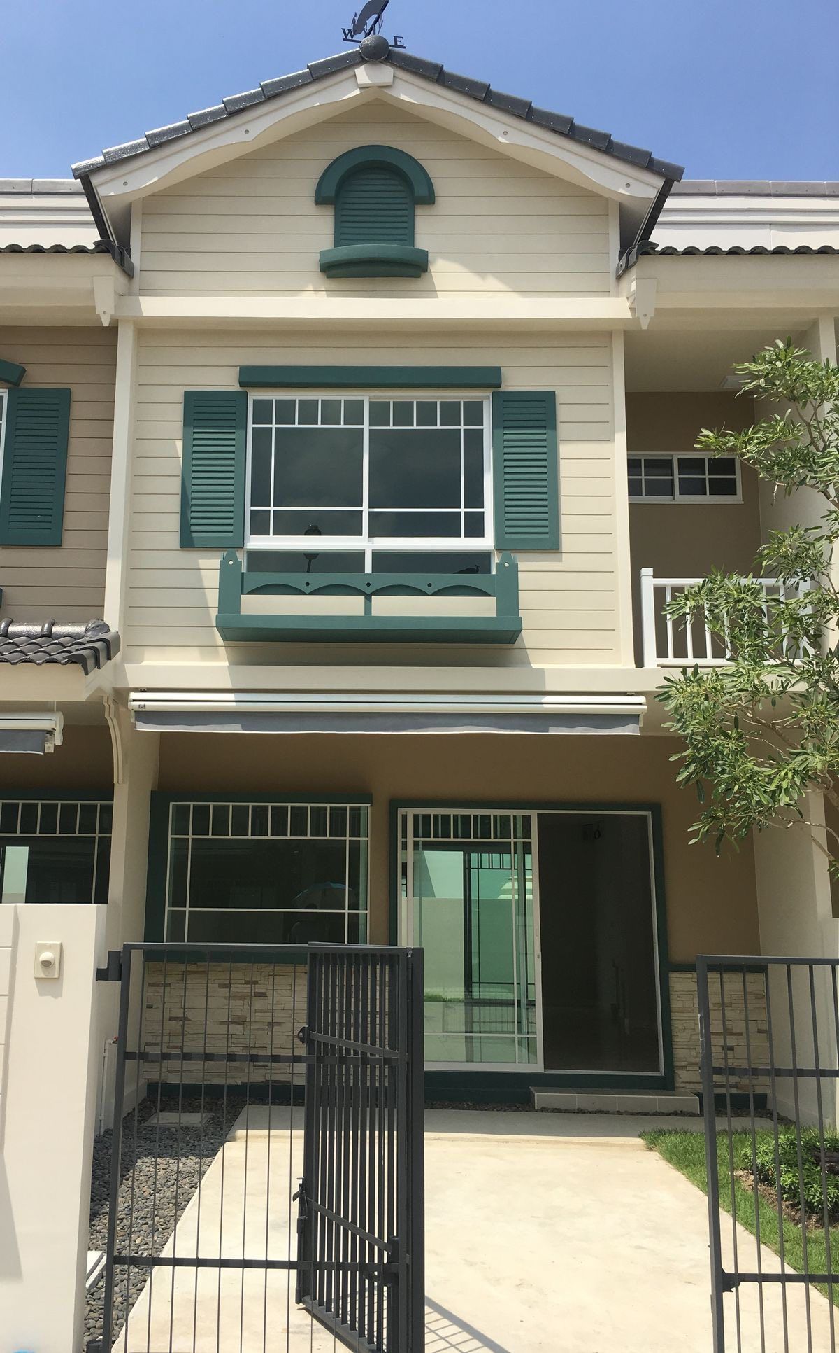 TownhomeBangna, Bearing, Lasalle : K-6494 Sale/Rent a Townhome, Indie Project, Bang Na Km. 7, empty house with air conditioner near Mega Bangna.