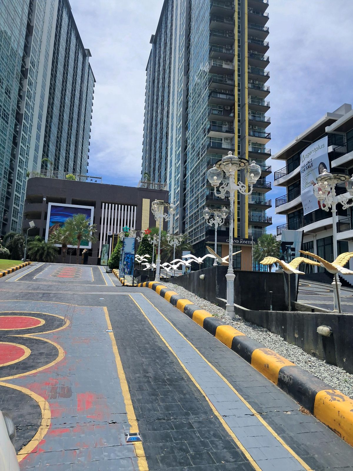 For SaleCondoPattaya, Bangsaen, Chonburi : Condo for urgent sale, AD The Grand Jomtien Pattaya, 12th floor, sea view, pool view, built-in furniture, complete electrical appliances, 200 meters from the sea, Jomtien Road 2
