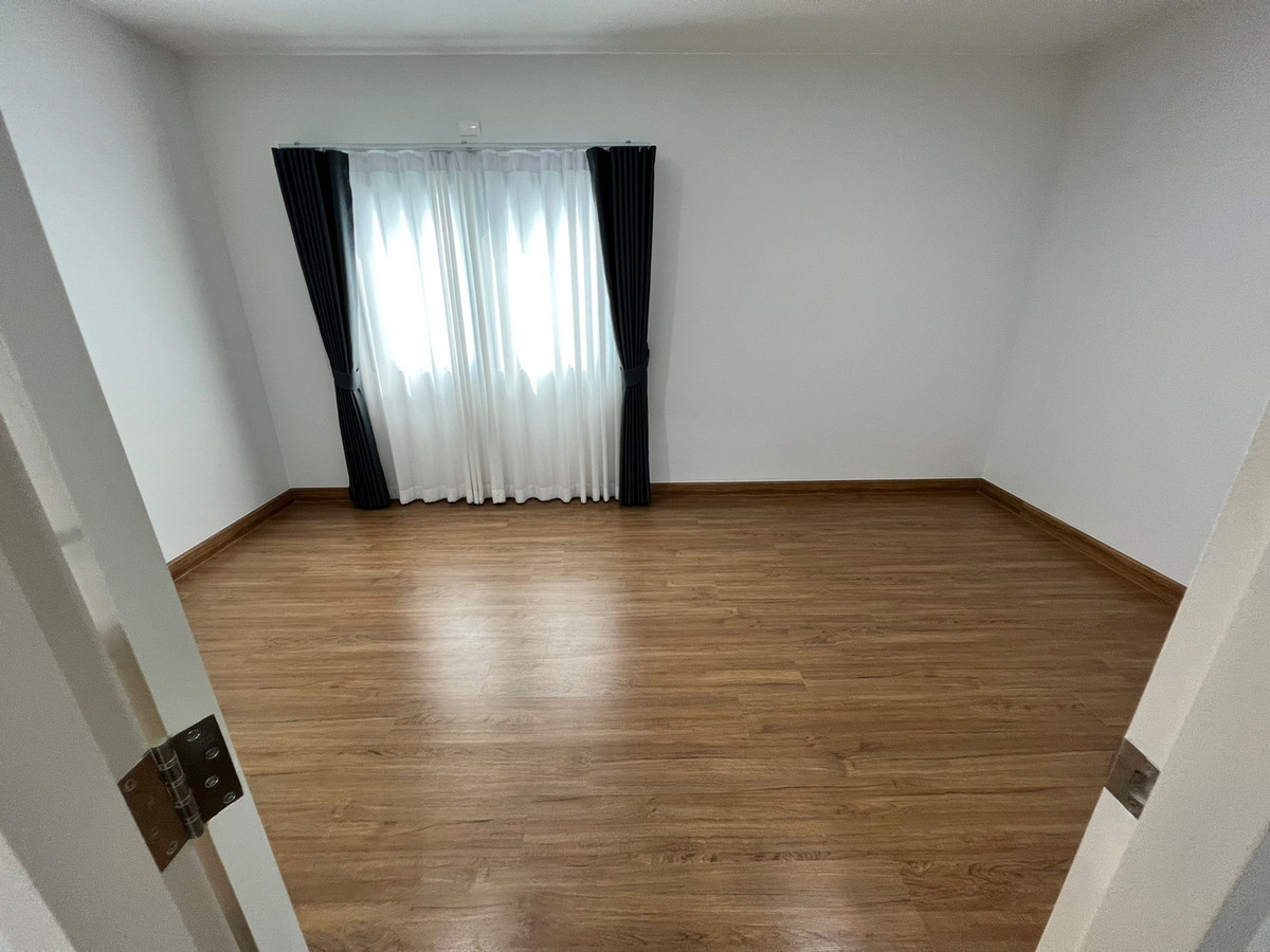 For RentHouseVipawadee, Don Mueang, Lak Si : Corner townhome, 5-mins drive to Harrow International School. Pets allowed. can register a Company. Additional furniture can be requested.