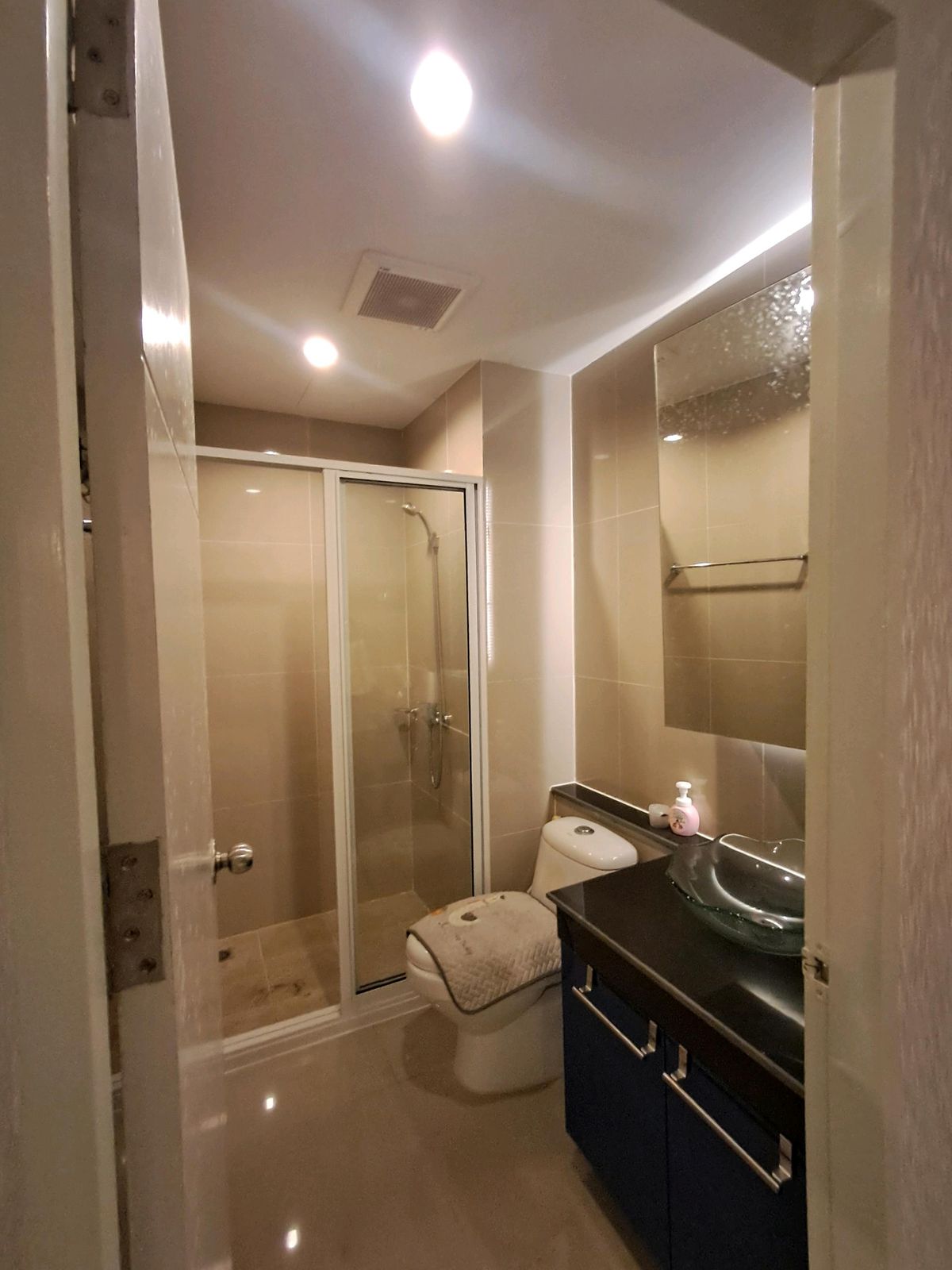 For SaleCondoPattaya, Bangsaen, Chonburi : Condo for urgent sale, AD The Grand Jomtien Pattaya, 12th floor, sea view, pool view, built-in furniture, complete electrical appliances, 200 meters from the sea, Jomtien Road 2