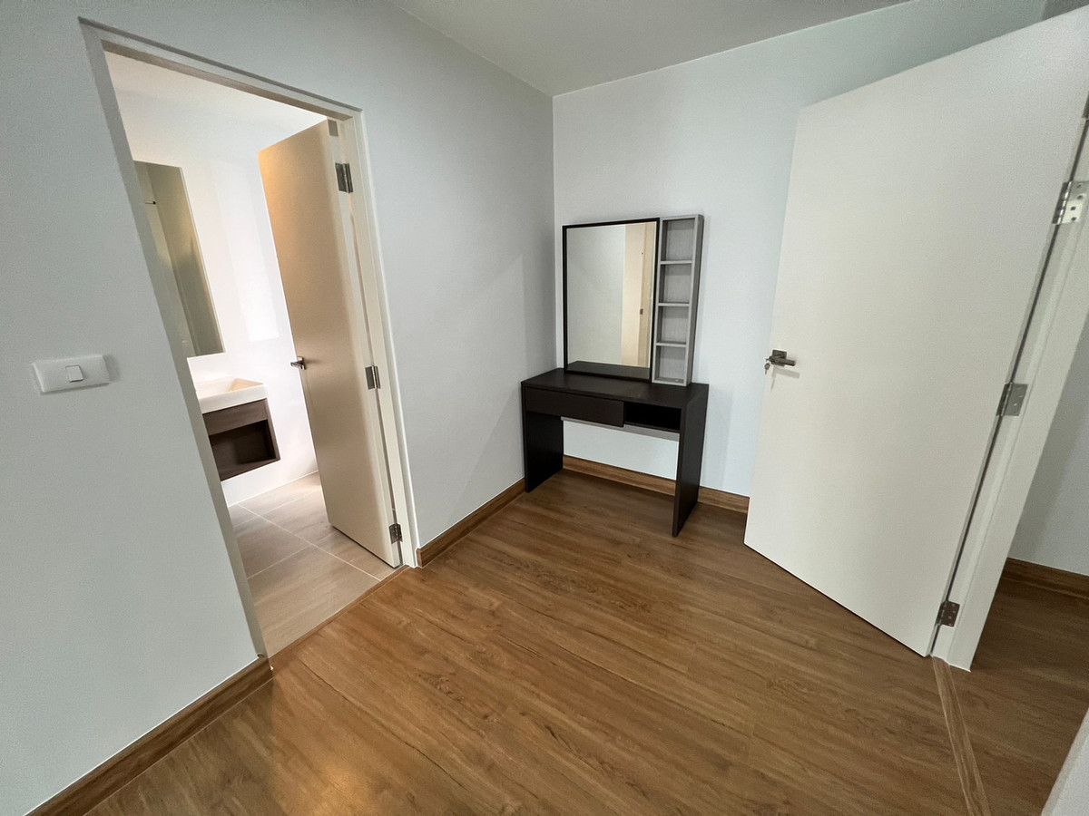 For RentHouseVipawadee, Don Mueang, Lak Si : Corner townhome, 5-mins drive to Harrow International School. Pets allowed. can register a Company. Additional furniture can be requested.