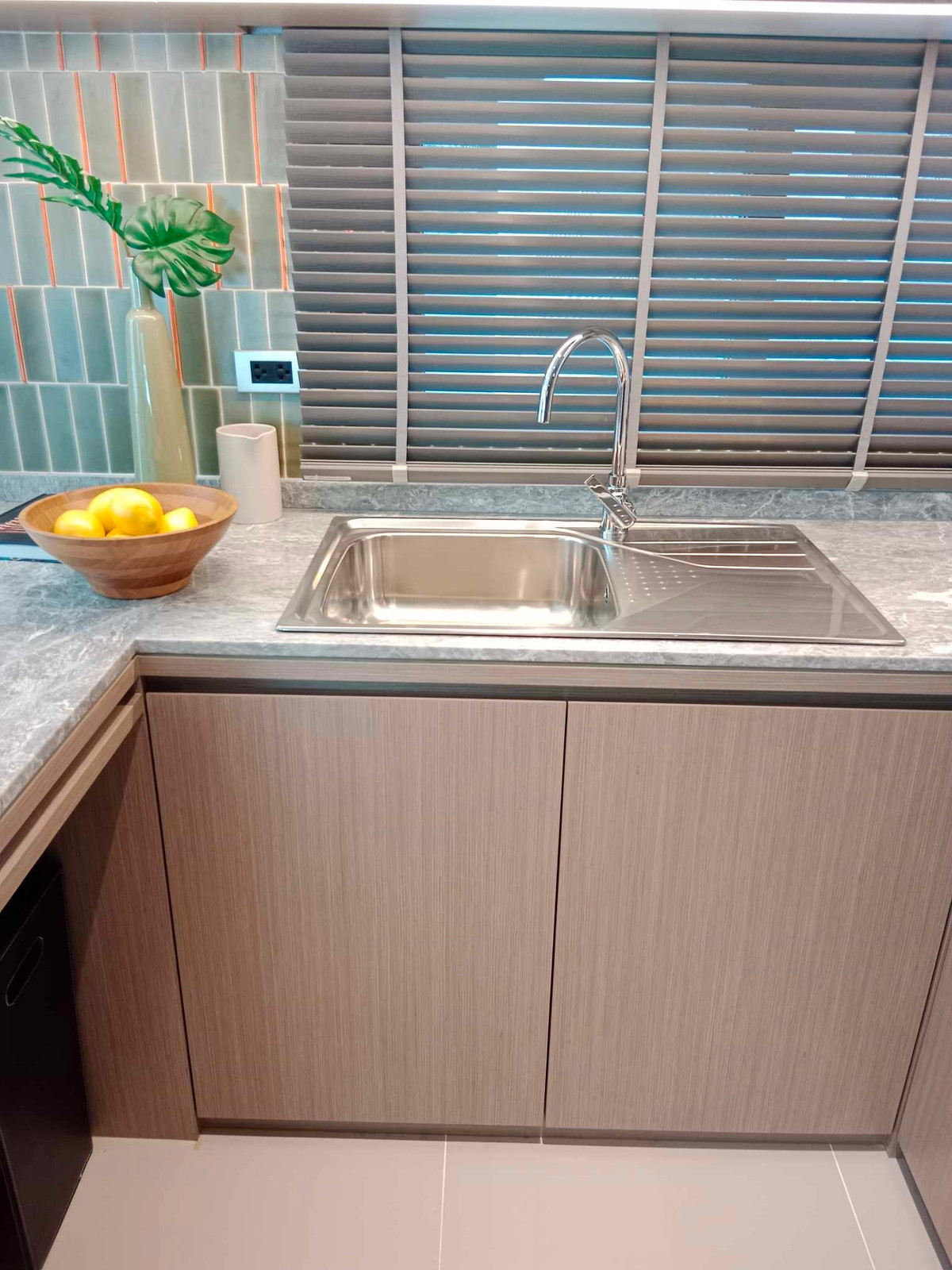 For RentHouseVipawadee, Don Mueang, Lak Si : Corner townhome, 5-mins drive to Harrow International School. Pets allowed. can register a Company. Additional furniture can be requested.