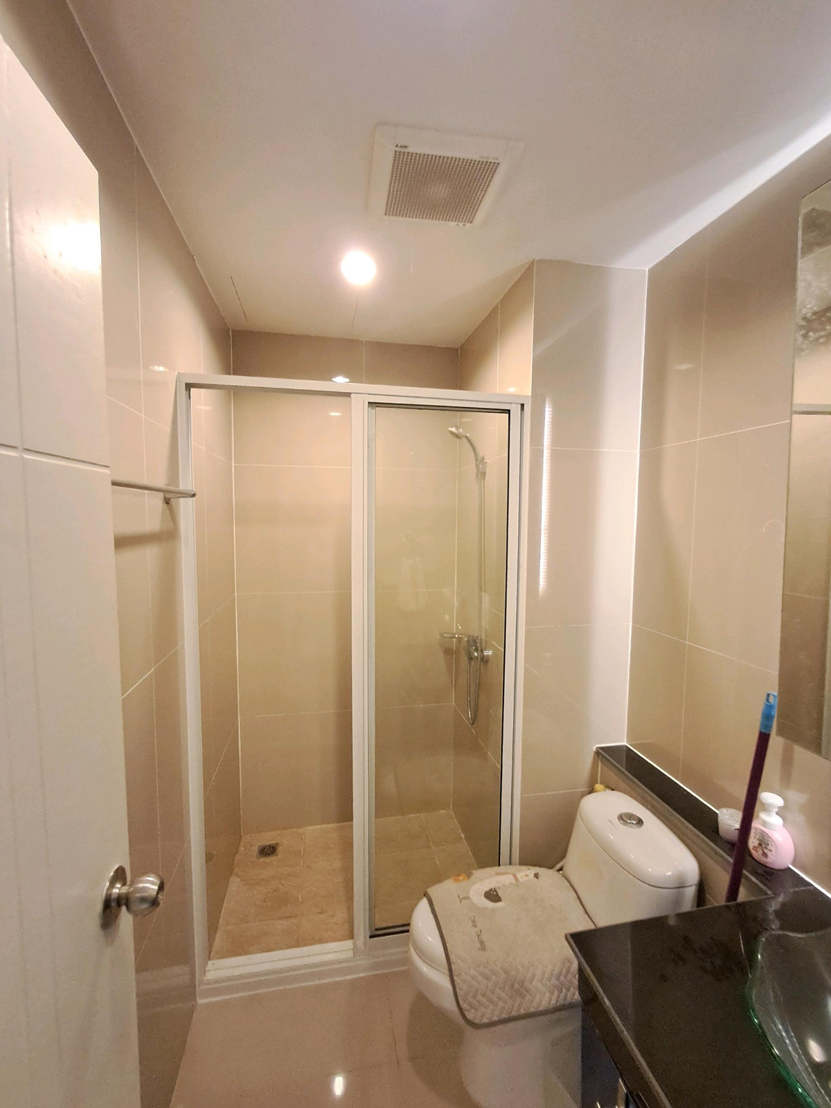 For SaleCondoPattaya, Bangsaen, Chonburi : Condo for urgent sale, AD The Grand Jomtien Pattaya, 12th floor, sea view, pool view, built-in furniture, complete electrical appliances, 200 meters from the sea, Jomtien Road 2