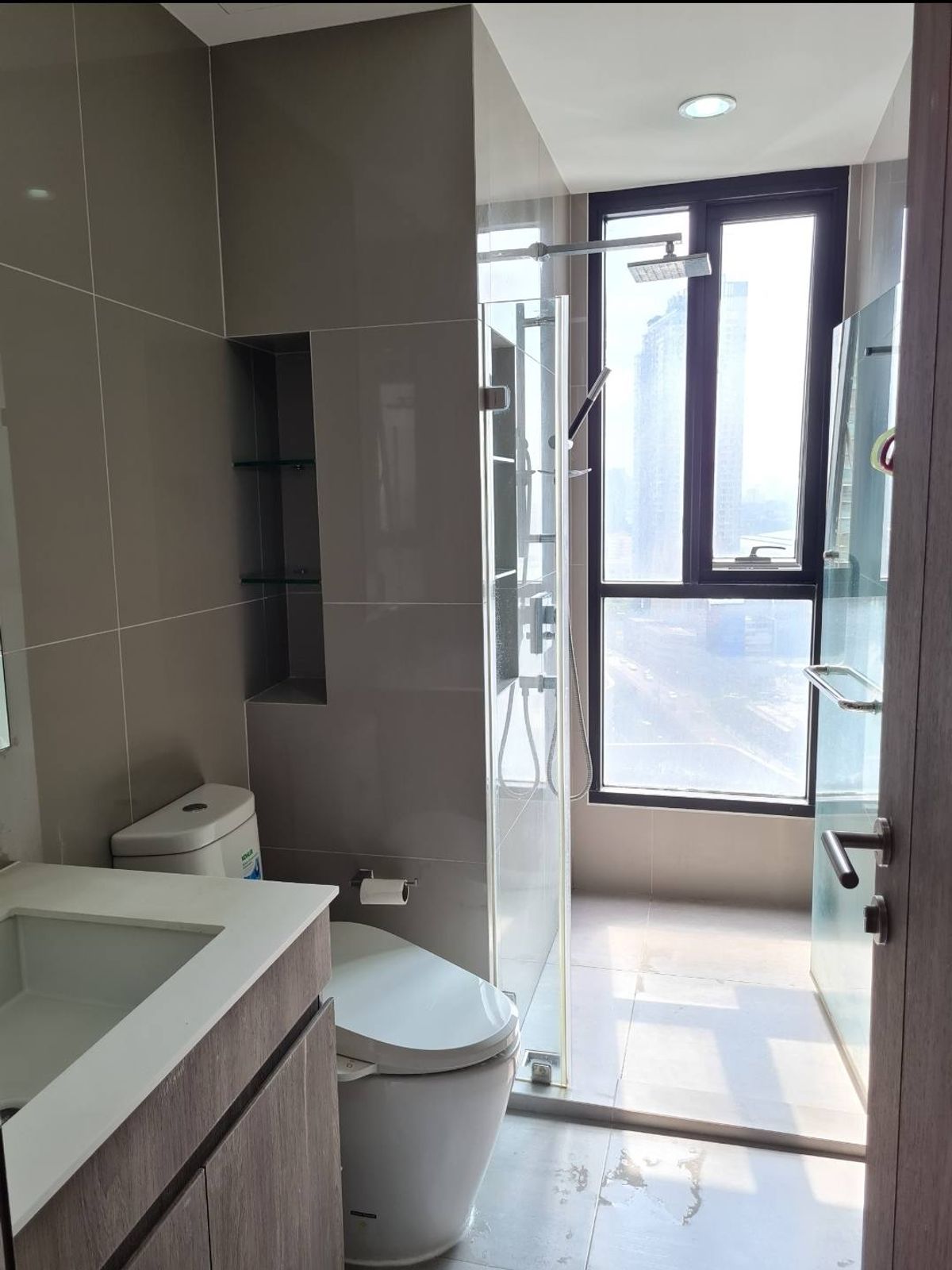 For RentCondoRama9, Petchburi, RCA : The Ideo Mobi Asoke Condo is convenient to travel near the MAT BTS.