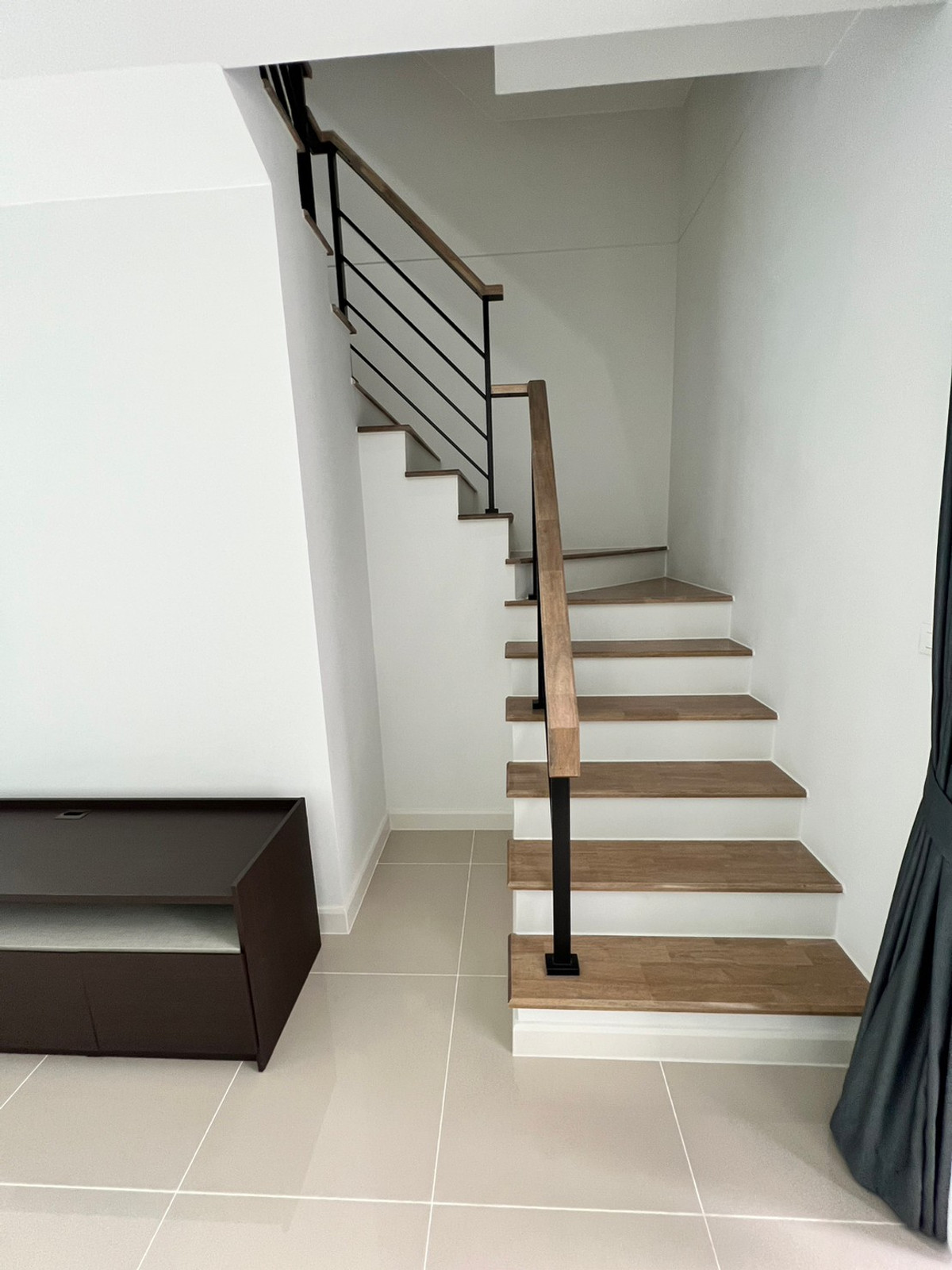 For RentHouseVipawadee, Don Mueang, Lak Si : Corner townhome, 5-mins drive to Harrow International School. Pets allowed. can register a Company. Additional furniture can be requested.