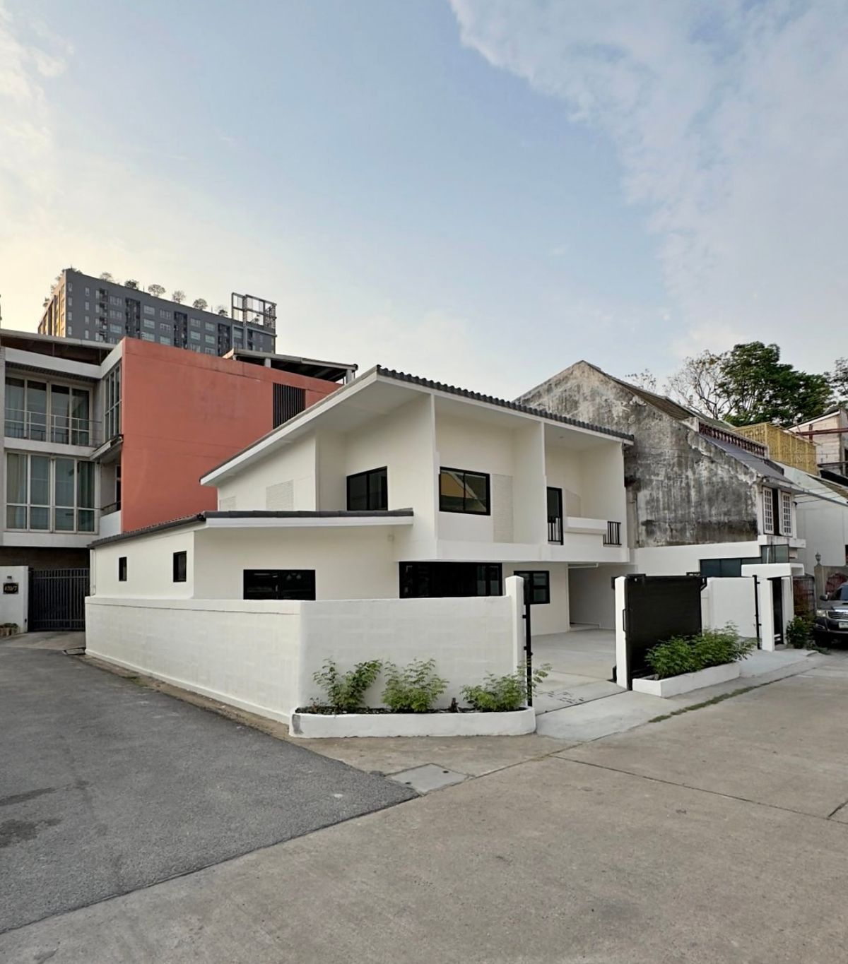 For RentHousePattanakan, Srinakarin : House for rent/Home Office Phatthanakan 12 Decorated Model 5 minutes to Ekkamai Thonglor