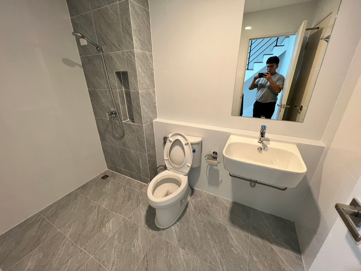 For RentHouseVipawadee, Don Mueang, Lak Si : Corner townhome, 5-mins drive to Harrow International School. Pets allowed. can register a Company. Additional furniture can be requested.