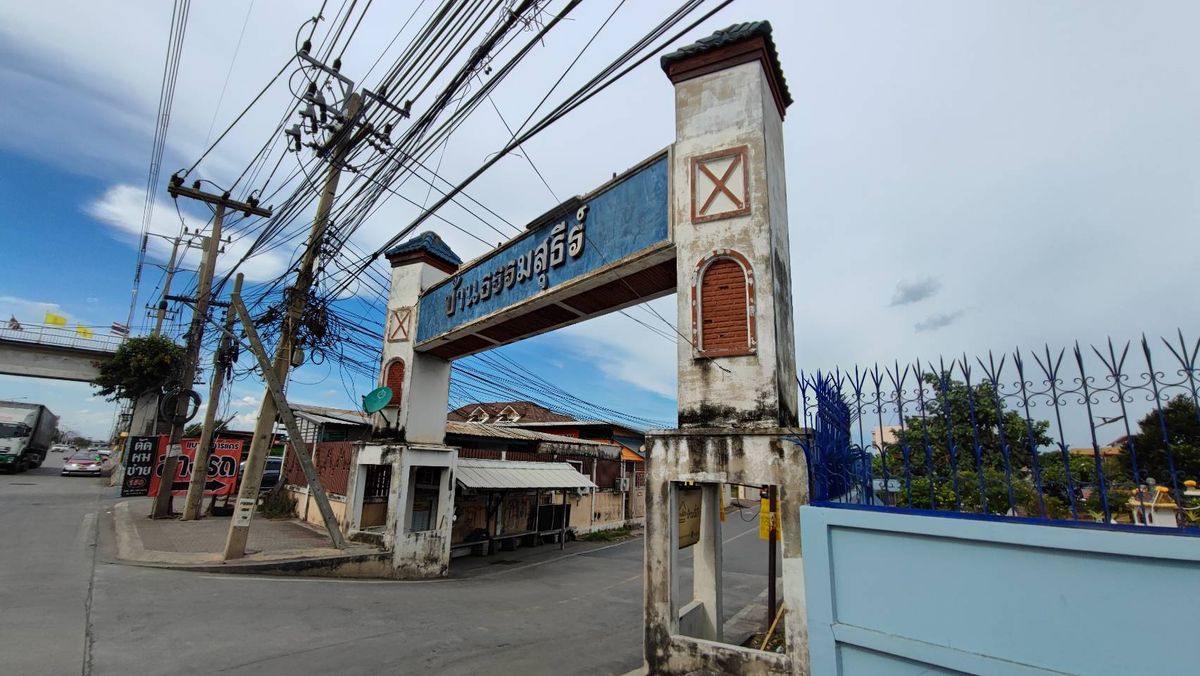 ขายที่ดินปทุมธานี รังสิต ธรรมศาสตร์ : ลงทุนคุ้มค่า! ที่ดินถมแล้ว ผังสีแดง กลางชุมชน ราคาสบายกระเป๋า ขายที่ดินเปล่า 135 ตร.ว. โครงการหมู่บ้านธรรมสุธีร์ ปทุมธานี (ซอย 7) – ถมแล้ว พร้อมต่อยอดทันที