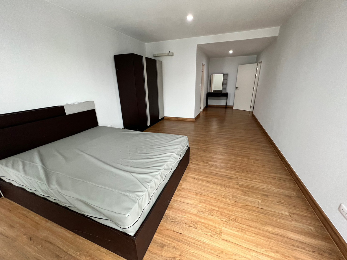 For RentHouseVipawadee, Don Mueang, Lak Si : Corner townhome, 5-mins drive to Harrow International School. Pets allowed. can register a Company. Additional furniture can be requested.