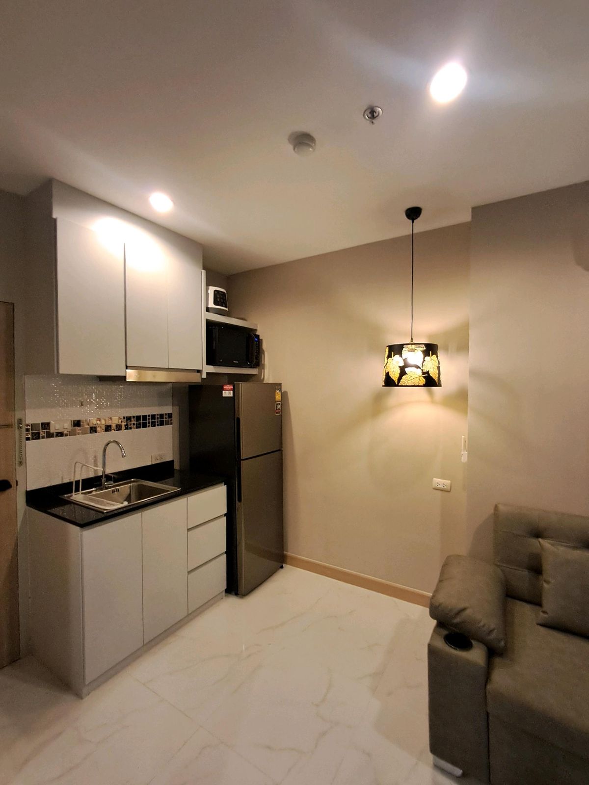 For SaleCondoPattaya, Bangsaen, Chonburi : Condo for urgent sale, AD The Grand Jomtien Pattaya, 12th floor, sea view, pool view, built-in furniture, complete electrical appliances, 200 meters from the sea, Jomtien Road 2