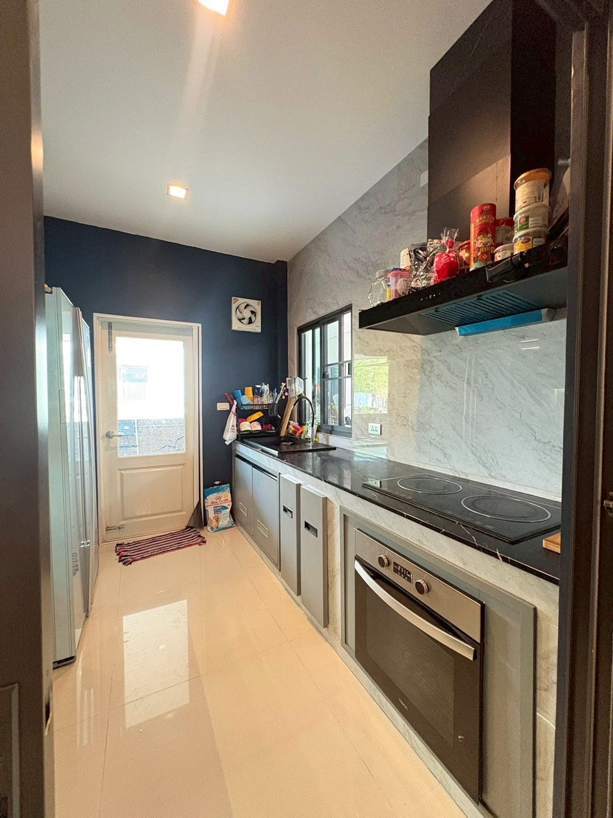 For RentHouseVipawadee, Don Mueang, Lak Si : house, 15 minutes to Don Mueang Airport, 4 bedrooms, 5 bathrooms, fully furnished, ready to move in.