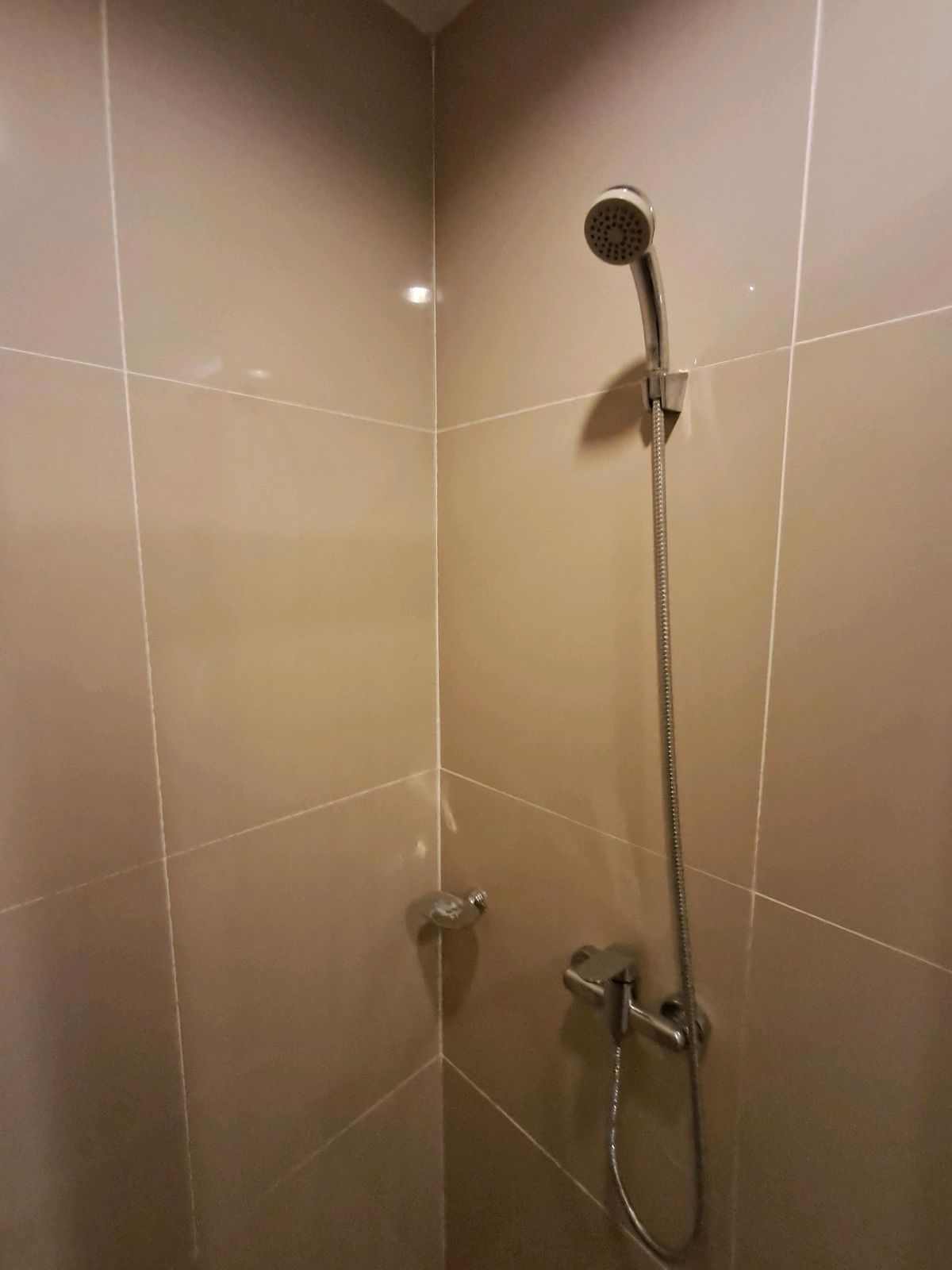 For SaleCondoPattaya, Bangsaen, Chonburi : Condo for urgent sale, AD The Grand Jomtien Pattaya, 12th floor, sea view, pool view, built-in furniture, complete electrical appliances, 200 meters from the sea, Jomtien Road 2