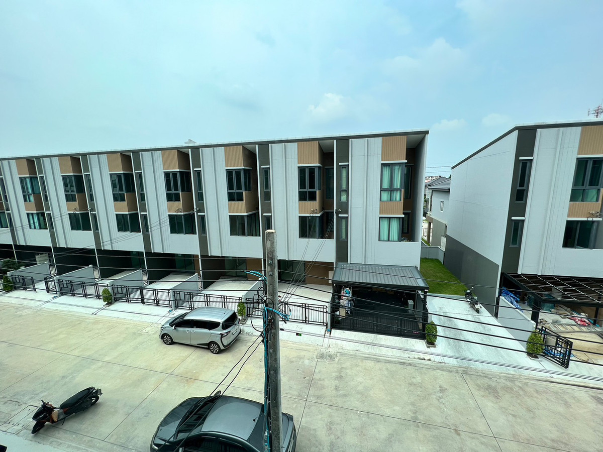 For RentHouseVipawadee, Don Mueang, Lak Si : Corner townhome, 5-mins drive to Harrow International School. Pets allowed. can register a Company. Additional furniture can be requested.