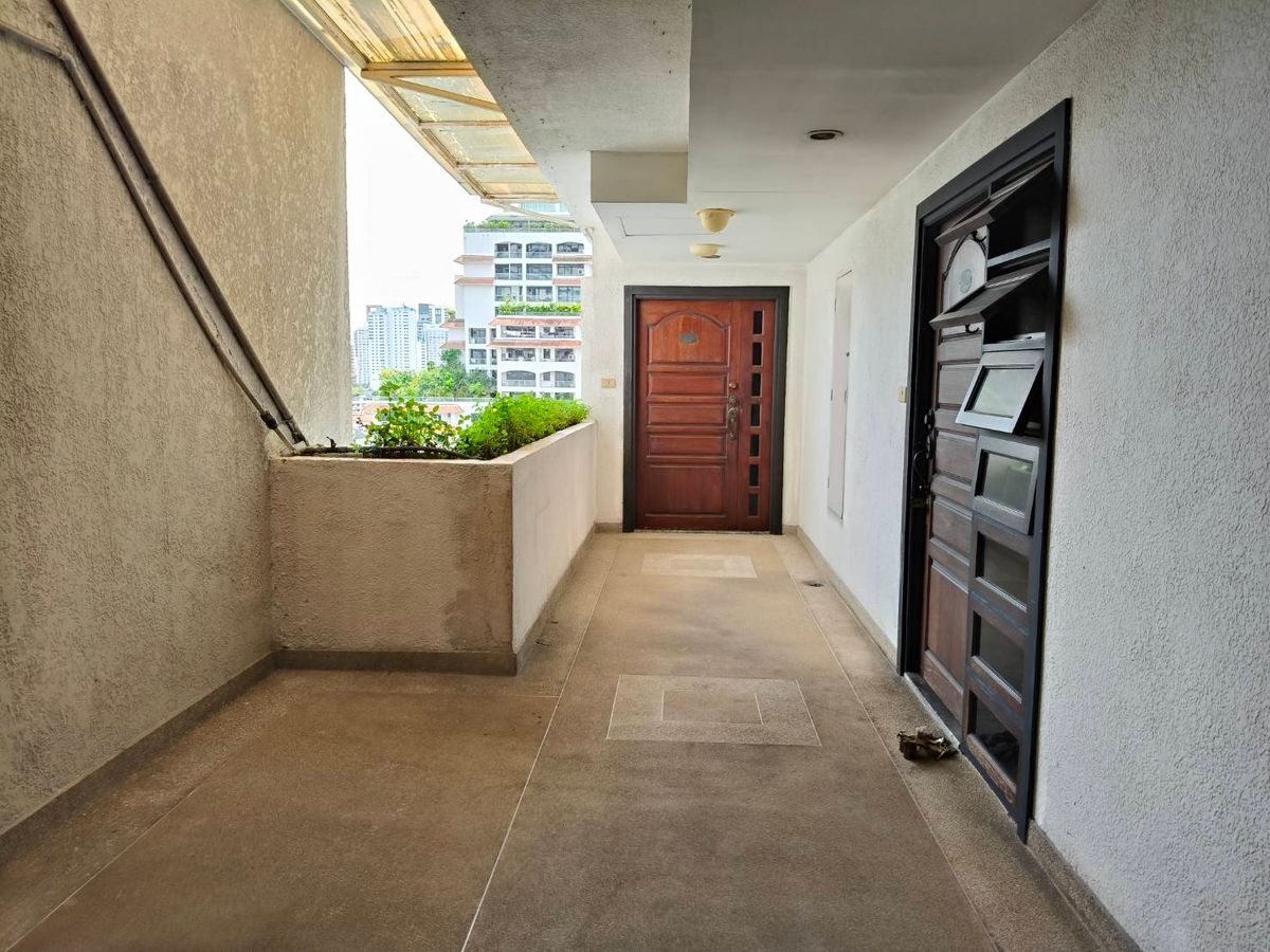 ขายคอนโดสุขุมวิท อโศก ทองหล่อ : For Sell :  Supalai Place Sukhumvit 39, 2 bedrooms 1 bathroom, 132.65 Sqm. Corner Unit with Spacious Balcony.
