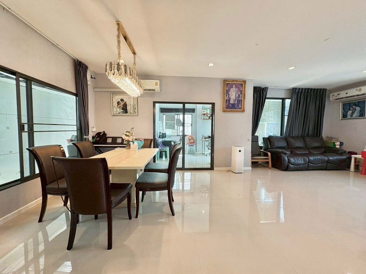 For RentHouseVipawadee, Don Mueang, Lak Si : house, 15 minutes to Don Mueang Airport, 4 bedrooms, 5 bathrooms, fully furnished, ready to move in.