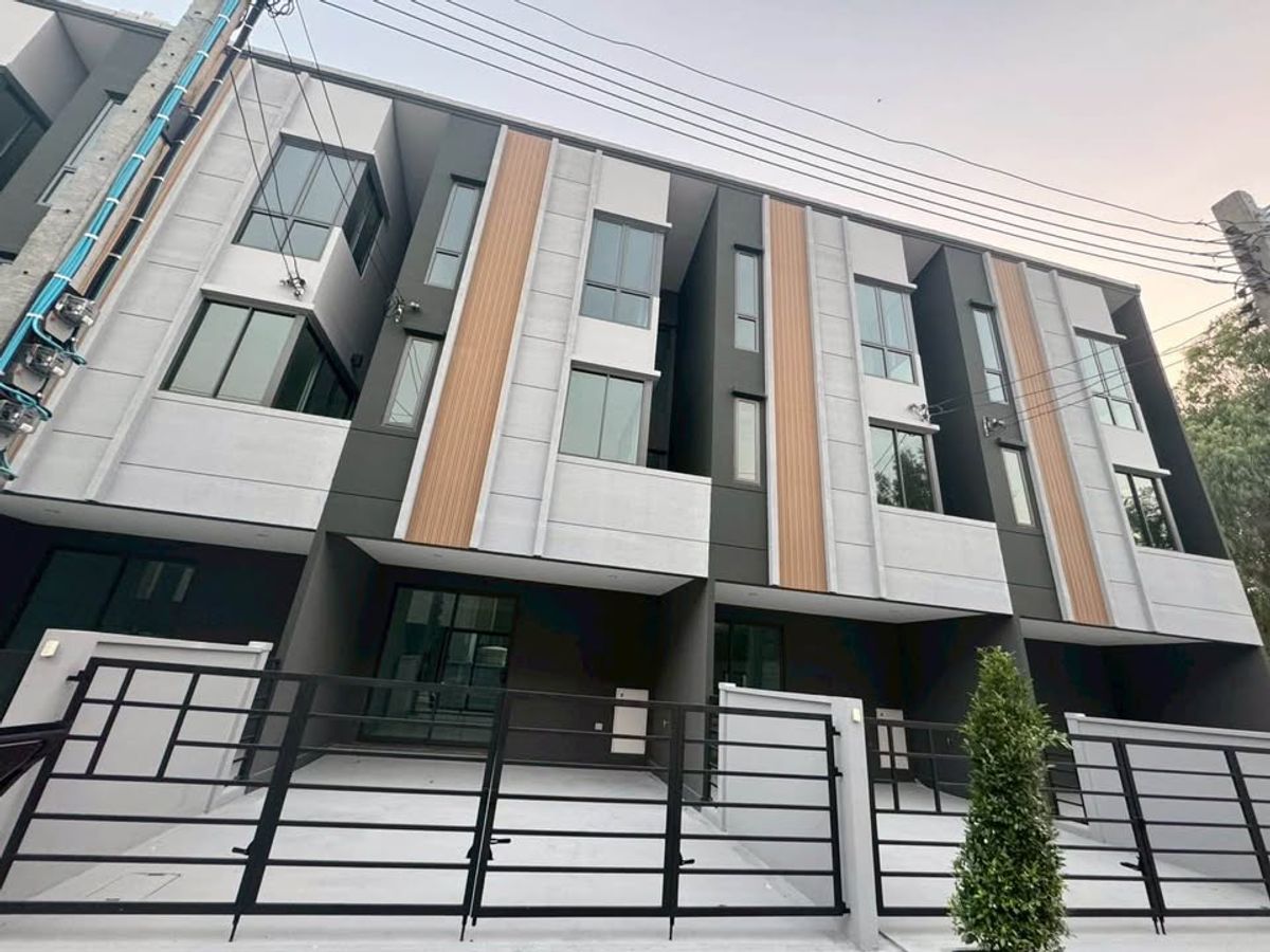 ให้เช่าบ้านวิภาวดี ดอนเมือง หลักสี่ : ทาวน์โฮม ใหม่ ปล่อยเช่าครั้งแรก 3 ชั้น 3 ห้องนอน 3 ห้องน้ำ ติดแยกสวนสมเด็จ ใกล้สนามบิน