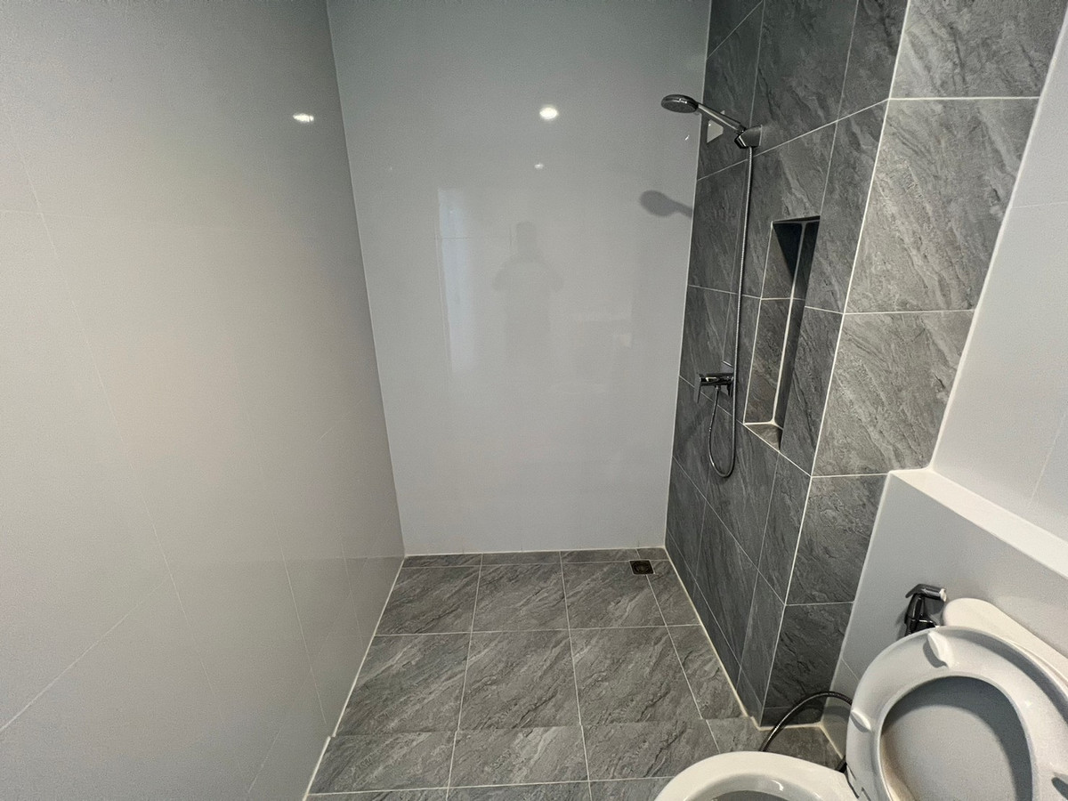 For RentHouseVipawadee, Don Mueang, Lak Si : Corner townhome, 5-mins drive to Harrow International School. Pets allowed. can register a Company. Additional furniture can be requested.