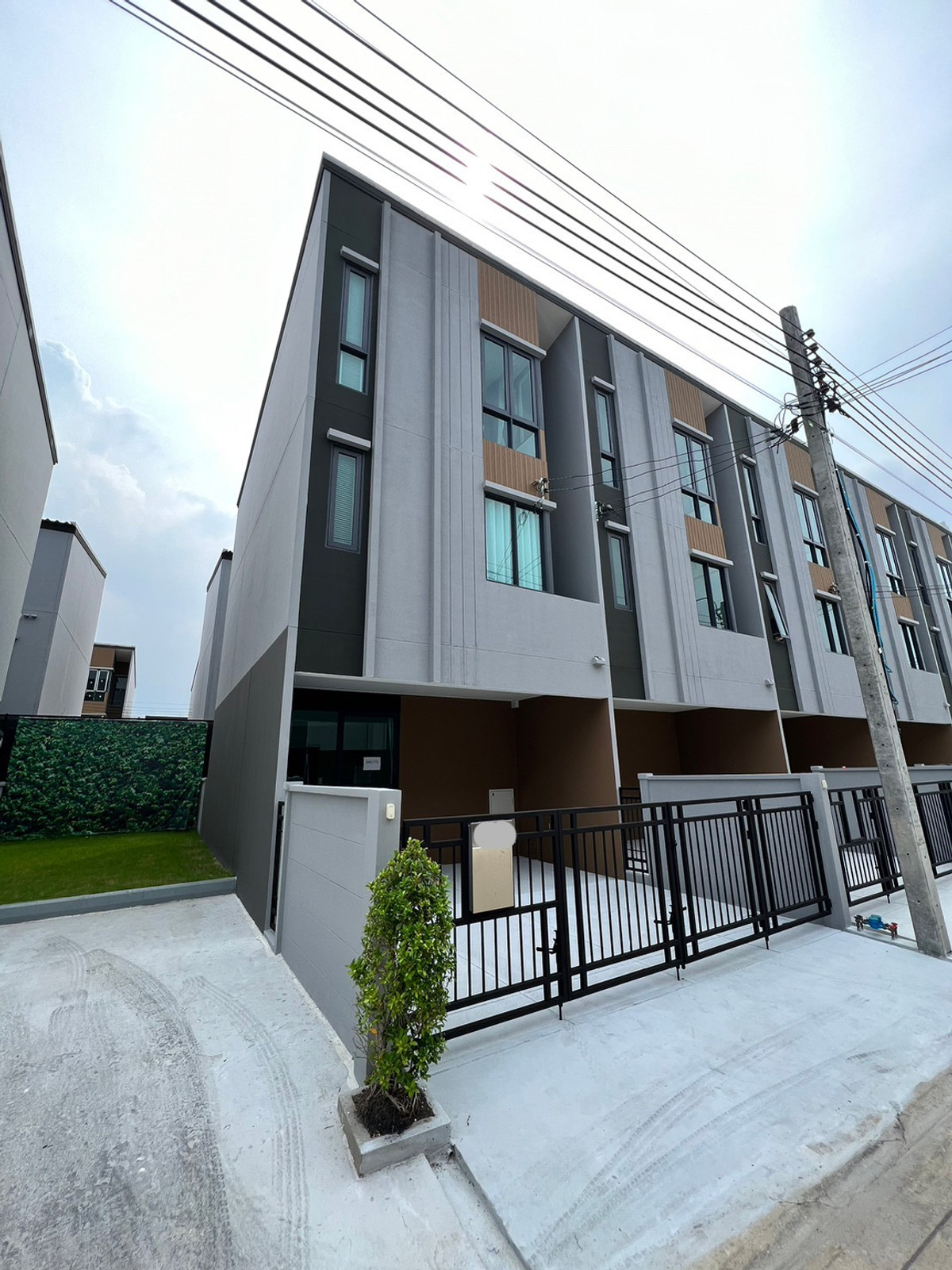 For RentHouseVipawadee, Don Mueang, Lak Si : Corner townhome, 5-mins drive to Harrow International School. Pets allowed. can register a Company. Additional furniture can be requested.