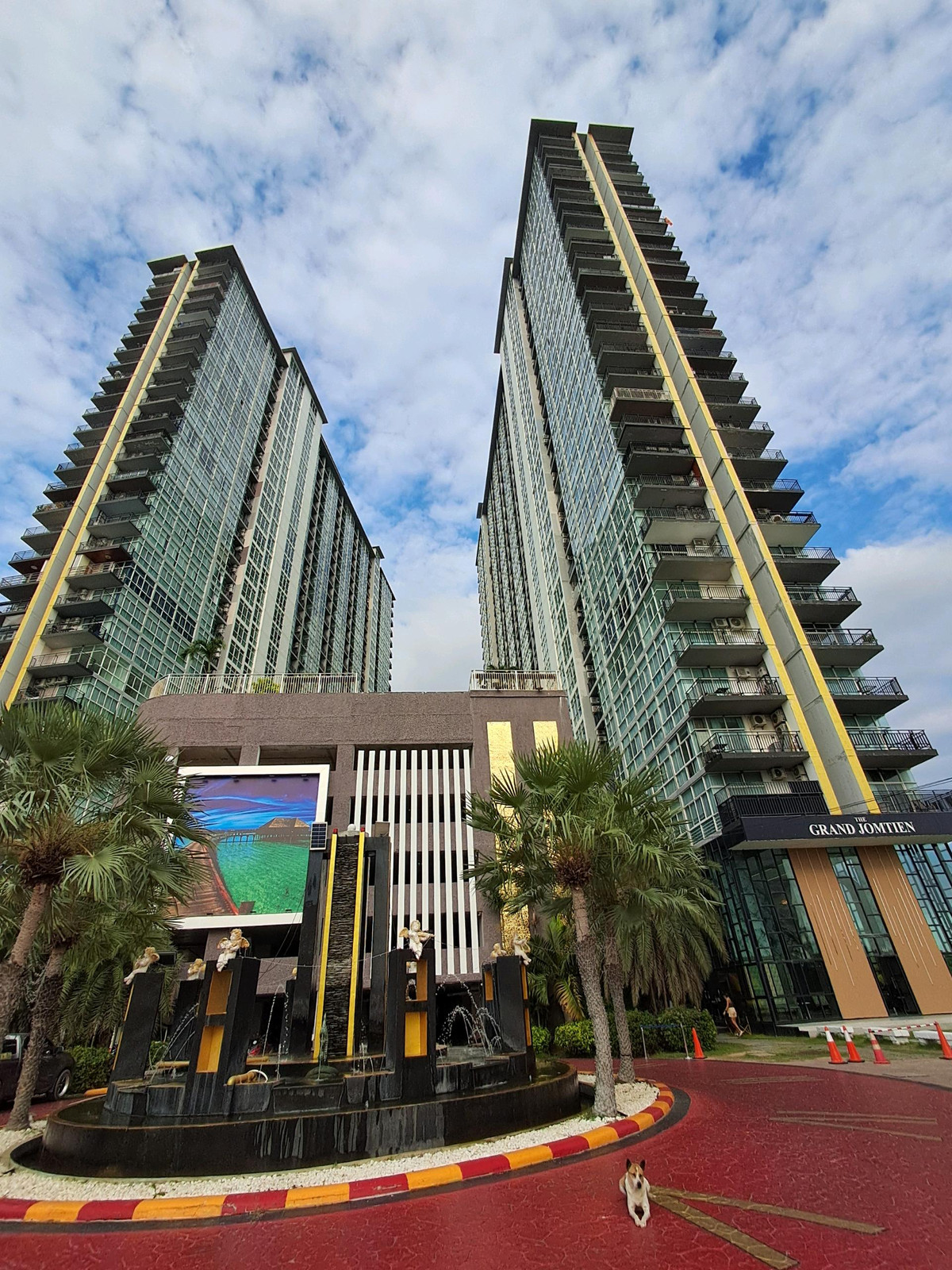 For SaleCondoPattaya, Bangsaen, Chonburi : Condo for urgent sale, AD The Grand Jomtien Pattaya, 12th floor, sea view, pool view, built-in furniture, complete electrical appliances, 200 meters from the sea, Jomtien Road 2