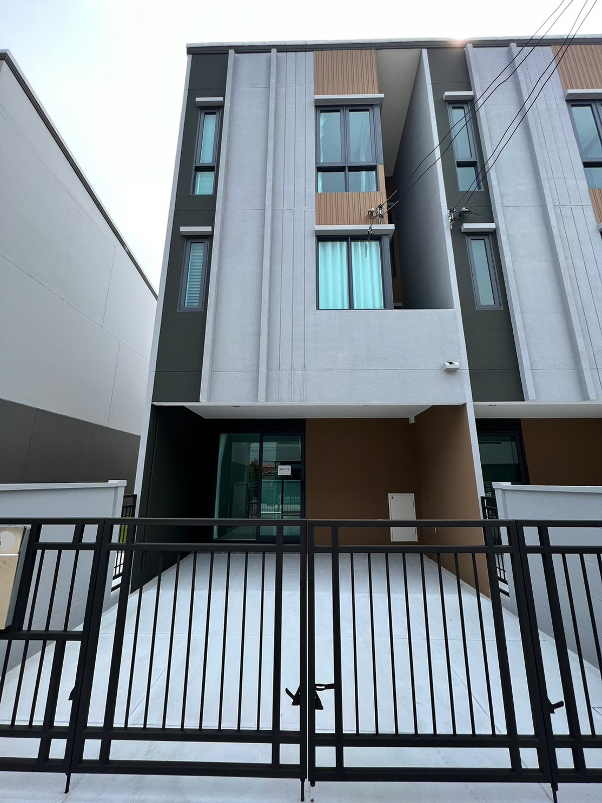 For RentHouseVipawadee, Don Mueang, Lak Si : Corner townhome, 5-mins drive to Harrow International School. Pets allowed. can register a Company. Additional furniture can be requested.