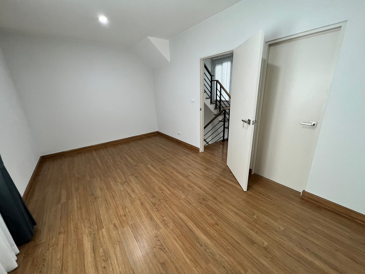 For RentHouseVipawadee, Don Mueang, Lak Si : Corner townhome, 5-mins drive to Harrow International School. Pets allowed. can register a Company. Additional furniture can be requested.