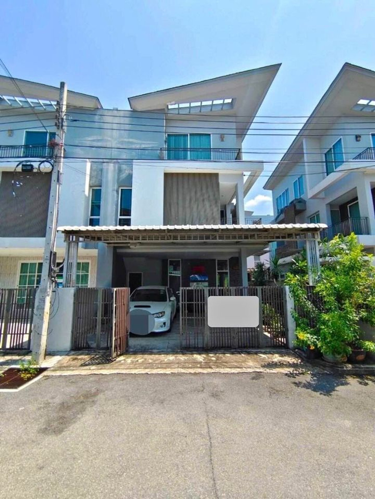 For RentHouseVipawadee, Don Mueang, Lak Si : House suitable for office use, 5-minute drive to Don Mueang Airport. 3 stories, 3 bedrooms, 4 bathrooms.