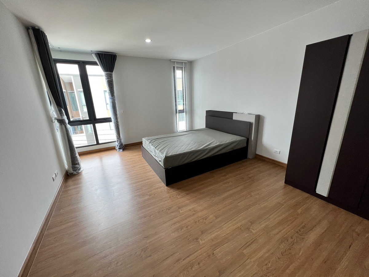 For RentHouseVipawadee, Don Mueang, Lak Si : Corner townhome, 5-mins drive to Harrow International School. Pets allowed. can register a Company. Additional furniture can be requested.