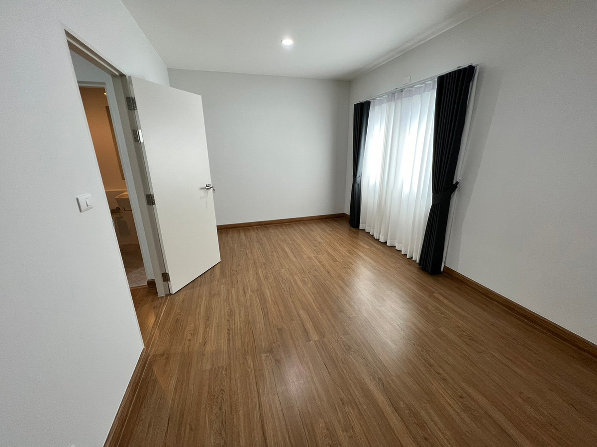 For RentHouseVipawadee, Don Mueang, Lak Si : Corner townhome, 5-mins drive to Harrow International School. Pets allowed. can register a Company. Additional furniture can be requested.